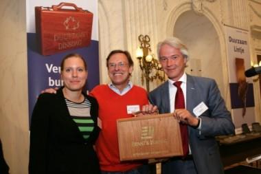 Winnaar Ernst & Young 'Koffer van de Toekomst' Michel Trompaart (m.) en Hugo Hollander, Ernst& Young